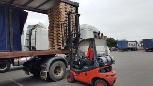 empilhadeira da gol paletes carregando caminhão com paletes de madeira novos